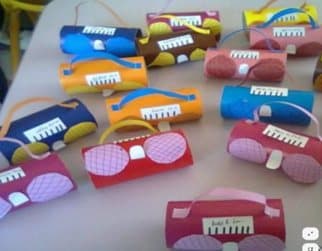 Teclados e mouses confeccionados em papelão e materiais recicláveis.