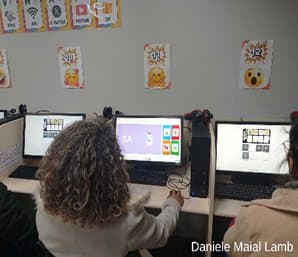 Aluna da EJA clicando nas letras do jogo para revelar a palavra oculta.