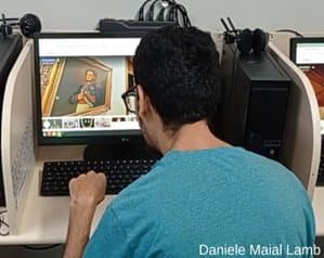 Aluno da EJA diante do monitor explorando o acervo do museu em passeio virtual.
