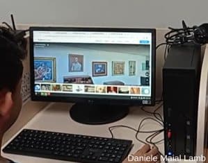Monitor exibindo uma galeria de quadros do Museu Imperial em realidade aumentada.