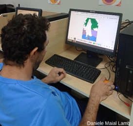 Aluno da EJA pintando digitalmente uma obra de arte na plataforma.