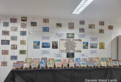 Parede da escola com a exposição das pinturas digitais produzidas pela turma.